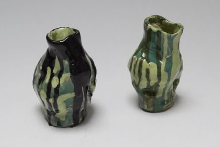 grün-schwarz bemalte Vasen aus Keramik